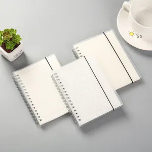 Carnet a spirale avec couverture translucide mate et bande elastique pour le bureau.