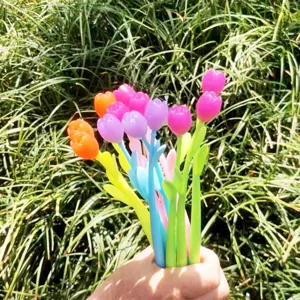 Kleurrijke tulpvormige gelpennen in hand buitendetails, leuke schrijfwarenset!