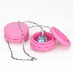 Roze macaron siliconen opbergdoos met blauwe kristallen hanger ketting voor reizen