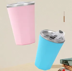 Vue detaillee de la tasse isotherme en acier inoxydable, gobelet portable elegant.
