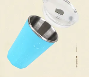 Vue détaillée de la tasse de refroidissement en acier inoxydable à double paroi avec couvercle.