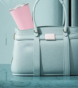Gobelet isotherme en acier inoxydable dans un sac élégant, parfait pour garder les boissons fraîches.