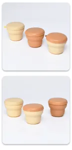 Vue détaillée de la tasse de voyage pliable en silicone avec joli design cornet de glace compact.