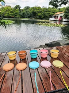 Tasse de voyage pliable en silicone portable, gobelet télescopique avec couvercle et lanière.