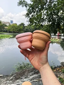 Gourde pliable en silicone portable pour extérieur, design léger et pliable en voyage.