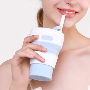 Vue detaillee de tasse pliable en silicone, tasse a cafe de voyage portable avec paille.