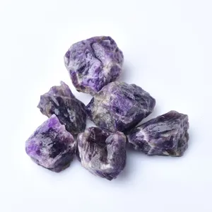 Pietre di cristallo di ametista grezze naturali, frammenti di gemme viola per aromaterapia.