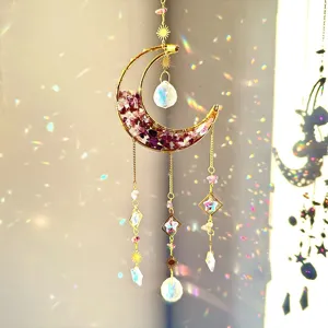 Nahaufnahme des Kristall-Sonnenfängers mit goldenem Halbmond und bunten Lichteffekten.