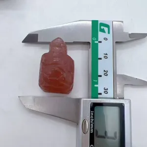 Vue détaillée d'une sculpture de tortue en cristal naturel de 3cm montrant sa taille.