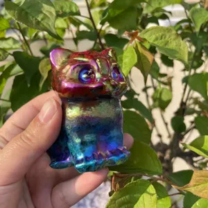 Detailansicht der Auras-Kristallkatze mit schimmernder irisierender Oberfläche und Handverarbeitung.
