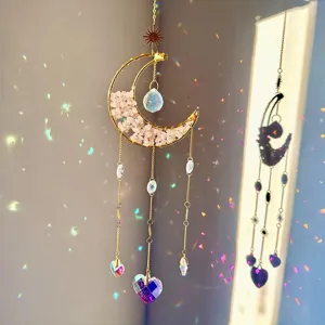 Kristall Sonnenfänger Detail mit Mondsichel, rosa Kristallen und bunten Anhängern.