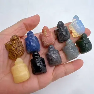 Gros plan détaillé de sculptures de tortues en cristal de pierre naturelle, figurines colorées.