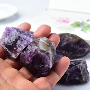 Primo piano dettagliato di pietra grezza di ametista naturale con consistenza di cristallo.
