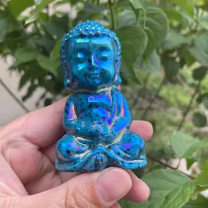 Nahaufnahme einer blauen Aura Kristall Buddha Figur, glänzende Edelstein Detailansicht.