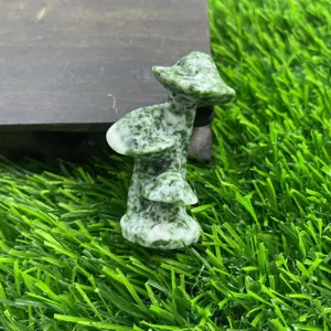 Vista dettagliata dell'albero di funghi scolpito in pietra naturale, mini scultura in pietra.