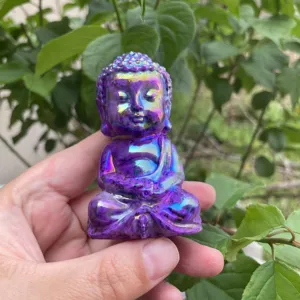 Nahaufnahme einer wunderschönen Aura Kristall Buddha Figur mit schimmerndem violetten Glanz.