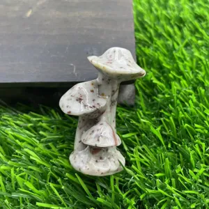 Dettaglio dell'albero di funghi in pietra naturale scolpito, ornamento squisito.