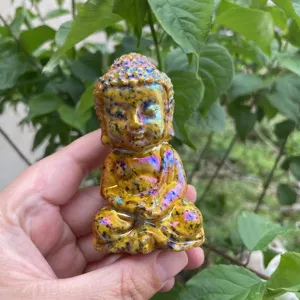 Aura Kristall Buddha 8cm geschnitzte Edelstein Baby Buddha Statue Detailansicht.