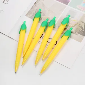 Gros plan sur le crayon mécanique maïs mignon, corps souple en caoutchouc jaune et vert.