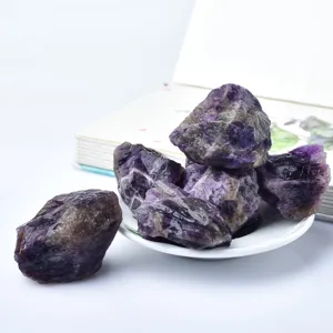 Pietra grezza di ametista naturale cristallo minerale aromaterapia guarigione dettaglio.