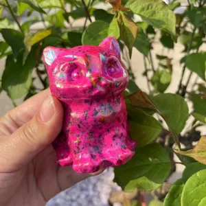 Aura Kristall Katzen Schnitzerei Detail, lebendige rosa schimmernde Edelstein Skulptur.