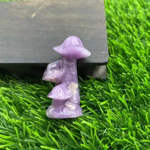 Primo piano dettagliato di un arredamento in cristallo di albero di funghi in pietra naturale.
