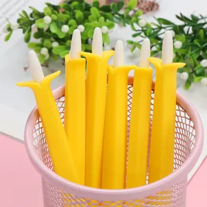 Vue détaillée du porte-crayon mécanique créatif en forme de banane jaune dans le support.