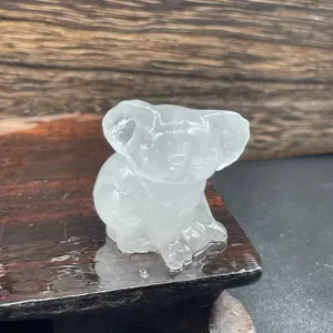 Detalle de talla de animal koala de cristal blanco, decoración de escritorio de piedra.