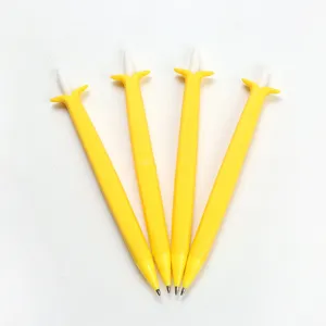 Vue détaillée des jolis stylos banane, design de papeterie jaune créatif, ensemble de 4 pièces.