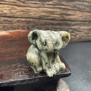 Detalle de escultura animal koala de piedra natural, estatuilla miniatura de gema pulida.