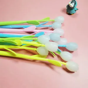 Detailopname van kleurrijke tulp gelpennen met zachte rubbertelen en van kleur veranderende koppen.