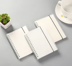 Détail de carnet à spirale avec couverture givrée, élastique, pages lignées et quadrillées.