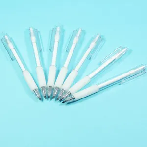 Gedetailleerd aanzicht van heldere eeuwige inktloze potloden met witte grip netjes geschikt.