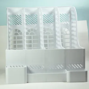 Dettaglio dell'organizer da scrivania in plastica, scaffale multi-griglia per ufficio.