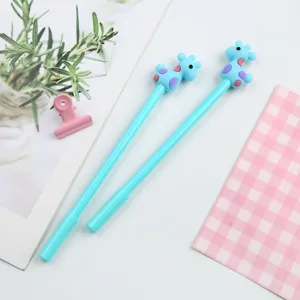 Vista dettagliata di simpatiche penne gel a forma di alce, penna in silicone blu per studenti.