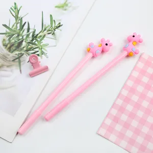 Primo piano di simpatici penne gel animali cartone animato rosa, strumento di scrittura per studenti.