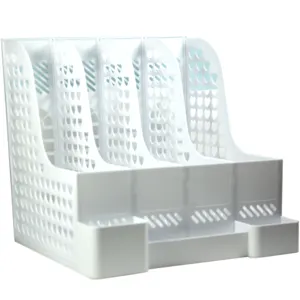 Dettaglio organizer da scrivania in plastica bianca, cestino portaoggetti a cuore.
