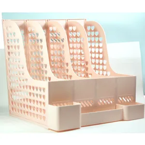 Primo piano dell'organizer per documenti da scrivania in plastica rosa a più livelli.
