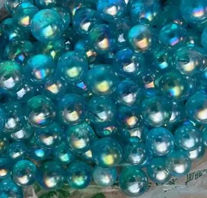 Blauwe aura kristallen bollen bulkverpakking, prachtige iriserende afwerking voor decoratie.