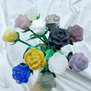 Primo piano dettagliato di un bouquet di rose in pietra preziosa intagliate con steli verdi.