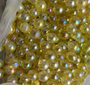 Gedetailleerde close-up van gele aura kristallen bollen met iriserende glans en gladde afwerking.