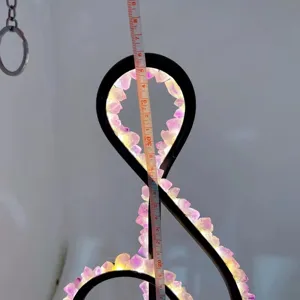Détail de la lampe LED note de musique en cristal avec pierres d'améthyste lumineuses.