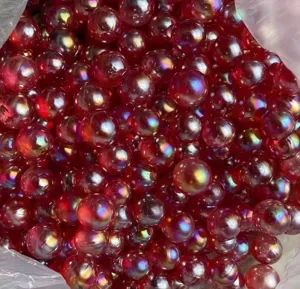 Gedetailleerd overzicht van rode aura kristallen bollen met iriserende glans op het oppervlak.