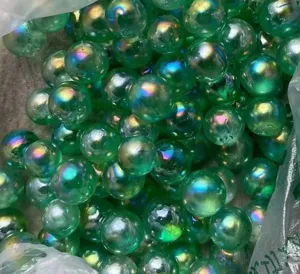 Groene aura kristallen bollen detail close-up, sprankelende glazen bollen textuur display