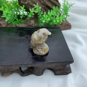 Nahaufnahme einer 3 cm großen Adler-Figur aus Naturstein, Edelstein Tier Deko Schreibtisch.