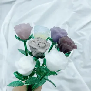 Bouquet di rose in cristallo fatte a mano con fiori in pietre preziose staccabili.