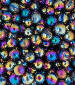 Detailopname van kleurrijke regenboog aura kristallen bollen met prachtige glans.