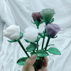 Dettaglio bouquet di rose intagliate in pietra di cristallo, rosa gemma colorata.