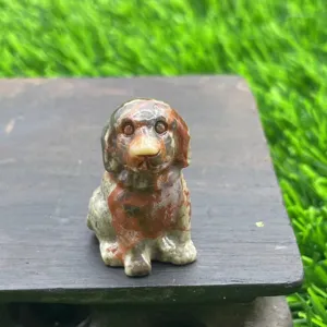 Nahaufnahme Detailansicht einer handgefertigten Edelstein Hundefigur aus Naturstein.