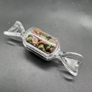 Klarer bonbonformiger Glasbehalter gefullt mit bunten dekorativen Heilkristallsteinen.